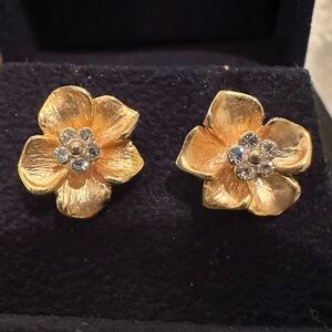 Lovely gold-tone and crystal flower stud earrings